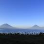 toller Blick auf den Lago di Atitlan mit den beiden Vulkanen am frühen Morgen